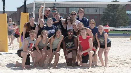 一群学生在沙滩排球场上微笑